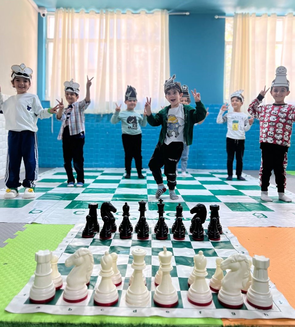 کودکان در حال بازی شطرنج